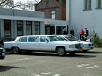 Ingang van Uitvaarttheater met auto's van de Van de Putten groep (52kb)
